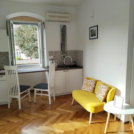 Sunny Terrace Apartment